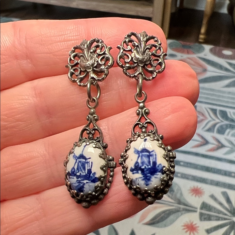 VTG Ornate Silver Plated Delft Blue White Porcelain Windmill Dangle Earrings - Picture 3 of 7